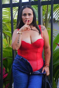 Sara_Charmy kullanıcısının ✨ Between cement and lights, the city is also my catwalk. albümü -  4 fotoğraf