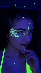 whitney_white_ Neon Face 🌈 . fénykép
