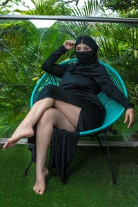 _Nadiaa Black that seduces, mystery that hypnotizes ... do you dare to look more closely? 👀🖤🔥 Gambar 4