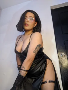 willow_poisson Willow in a sexy leather dress Pic 2