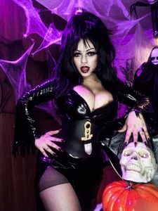 Elvira reigns in the shadows, and tonight the darkness has its owner 🔮🎃🦇💀🕯️ od Belladonna_trix  5 snímek