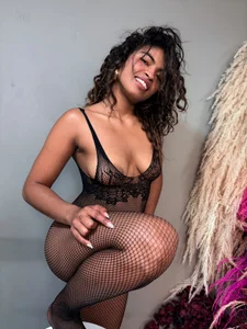 sienna_glow A hot baby🔥  3টি ছবি