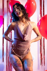 GabyPetit Everything happens under red lights: desire, tension and surrender.💋 Immagine  3