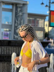 Zdjęcia tykioty_Miley walking:  7