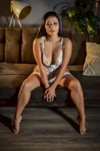 LauraToro_ Bite me Pic 4