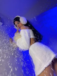 NickiWestt___ ❄️ Winter Glow 사진 2