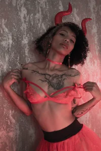 daiana_curlyDon't be shy, fall into the temptation of this sexy demon!图片 6