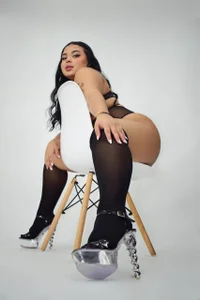 Emily_Cooper7のSensuality is an art 👄の 2枚の写真