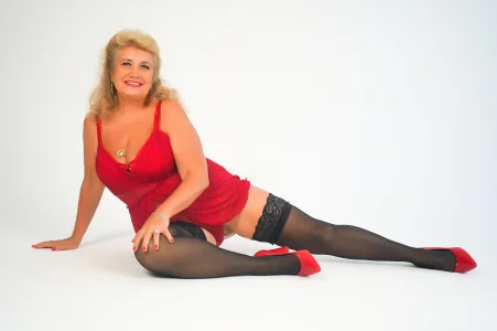 BustyGrannyMaggie Modelling Pic 7