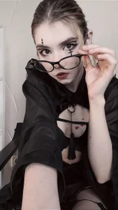 YumikoMoriのdark witch teacher😈👓の 2枚の写真