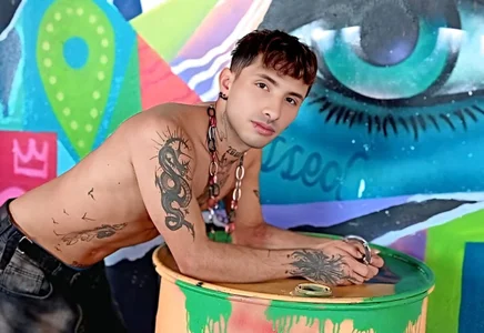 Wall_ee- Public টি ছবি