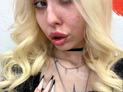 my lips < 3 de goth__tv  3 Imagens