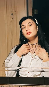 AriannaCruise Lady in White Bilde 4