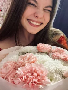 DonnaCampbell Flowers are the best accessory for a girl! Immagine 