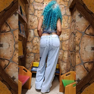 freyadevil333 Downtown in the city, visiting Panamericana: books 📚, history 📖, yoga sculptures 🧘‍♀️, and paste Foto 4