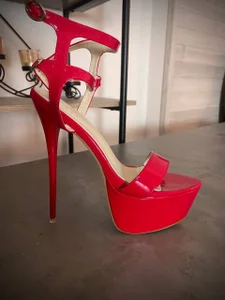 laracroftt1 heels2 Foto