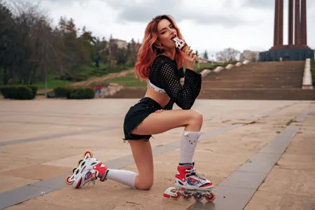 CassieFox_: Rolling into Trouble ( 4 фото)