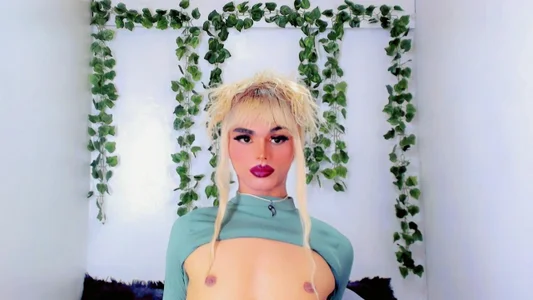 Sofia-hot_ Public Gambar