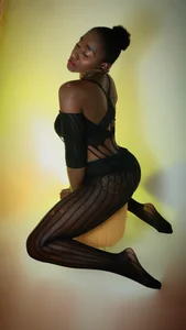 NahomyHawk Luminescent Soul 💄💛 Pic 6