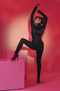 MaddisonLowe Obey the Queen Pic