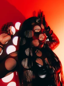 Charlotte__Brown_ BURGUNDY RED AND TASTY LIKE WINE Foto 6