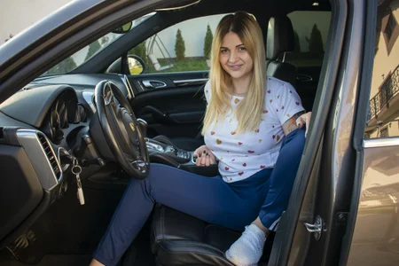 TiffanySweet Wet and creamy in the driver seat Pic 3