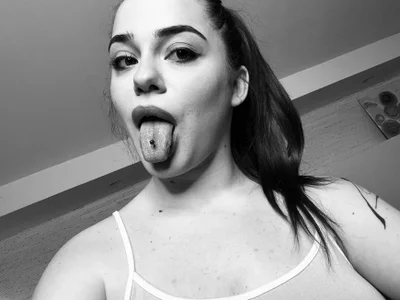 Hottie_miaa Today I have my hair in a ponytail😈 Foto 3