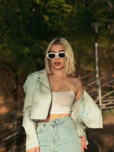 HollyTaillor Public Pic 3