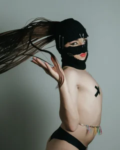 JustinePerry"Mystery has never been so provocative... do you dare?" Bild 5