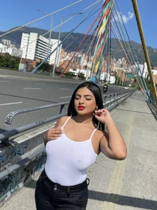 ElleGiselleeのI STOPPED THE TRAFFICの 3枚の写真