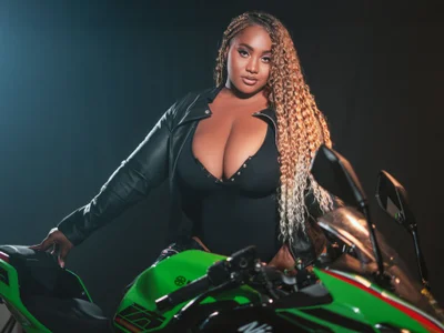 Charlotte-Wright Your biker girl 🖤 Immagine  2