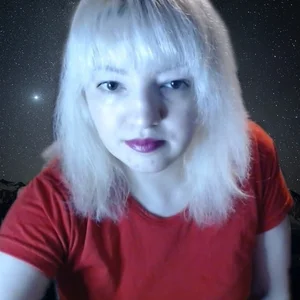 stefanyharper16 winter in red Hình 5