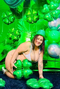 ScarlettSexRx 💚🍀✨ Green looks good on me… but it looks even better when you’re watching. 😏🔥 Pic 3