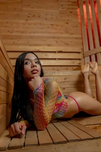 Krissi_latore It's hot... or is it just me? 🔥 Foto 2