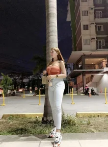 QueenStacey outside Pic 3