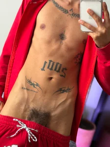 lukasstrong_のHot coconut🤭の 3枚の写真
