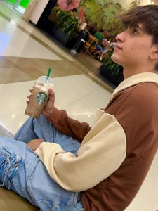 Having a Starbucks coffee ☕️☕️ od Naim_TheKing  2 snímek