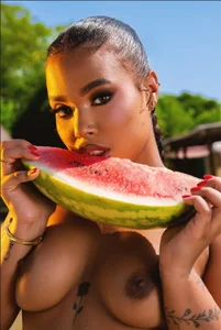 Tash_Browm Public 사진