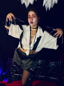 My scissors are sharp… but my heart is still soft. 🖤✂️ de Sylvara_bx Foto 7