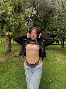 MadyJacksonWouldn't you like to take my clothes off in nature? 🪵😈🍃图片 3