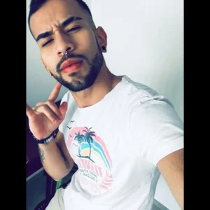 Diilanhott handsome টি ছবি