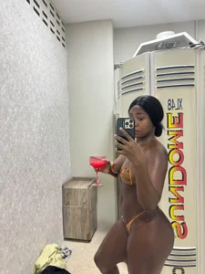 Emilybrowm01 Tanning day Foto 2