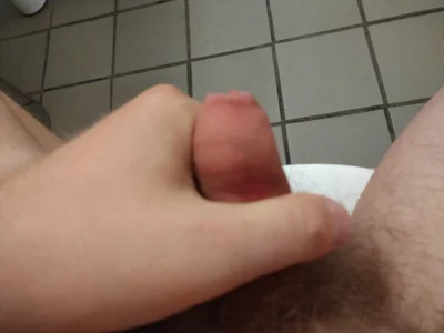 Horny_Sweden2022 Showing my dick in the toalett Bilde 4