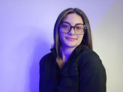 AtheneaRossiのHow do I look with glasses?の 3枚の写真