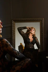 KarlaHartley “5 elegant shots of lace, luxury & pure temptation 🌹🔥” รูป  5