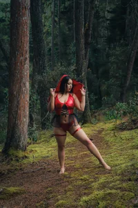 aisha_duque Between the forest and temptation… someone is going to sin 🎃😈😍 圖片