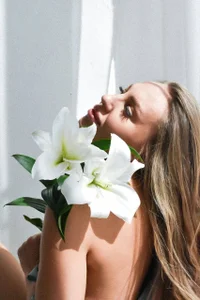 Kelly_HardyI am bathed in flowers as in your care图片 6