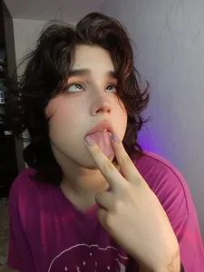 Daniellesins1のMore of meの枚の写真