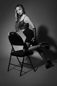 isis_jhempss Between looks and silence ✨ Pic 2