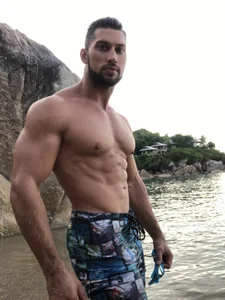 RONNIE_X Public - {count, plural, one {תמונה אחת} two {שתי תמונות} many {# תמונות} other {# תמונות}}